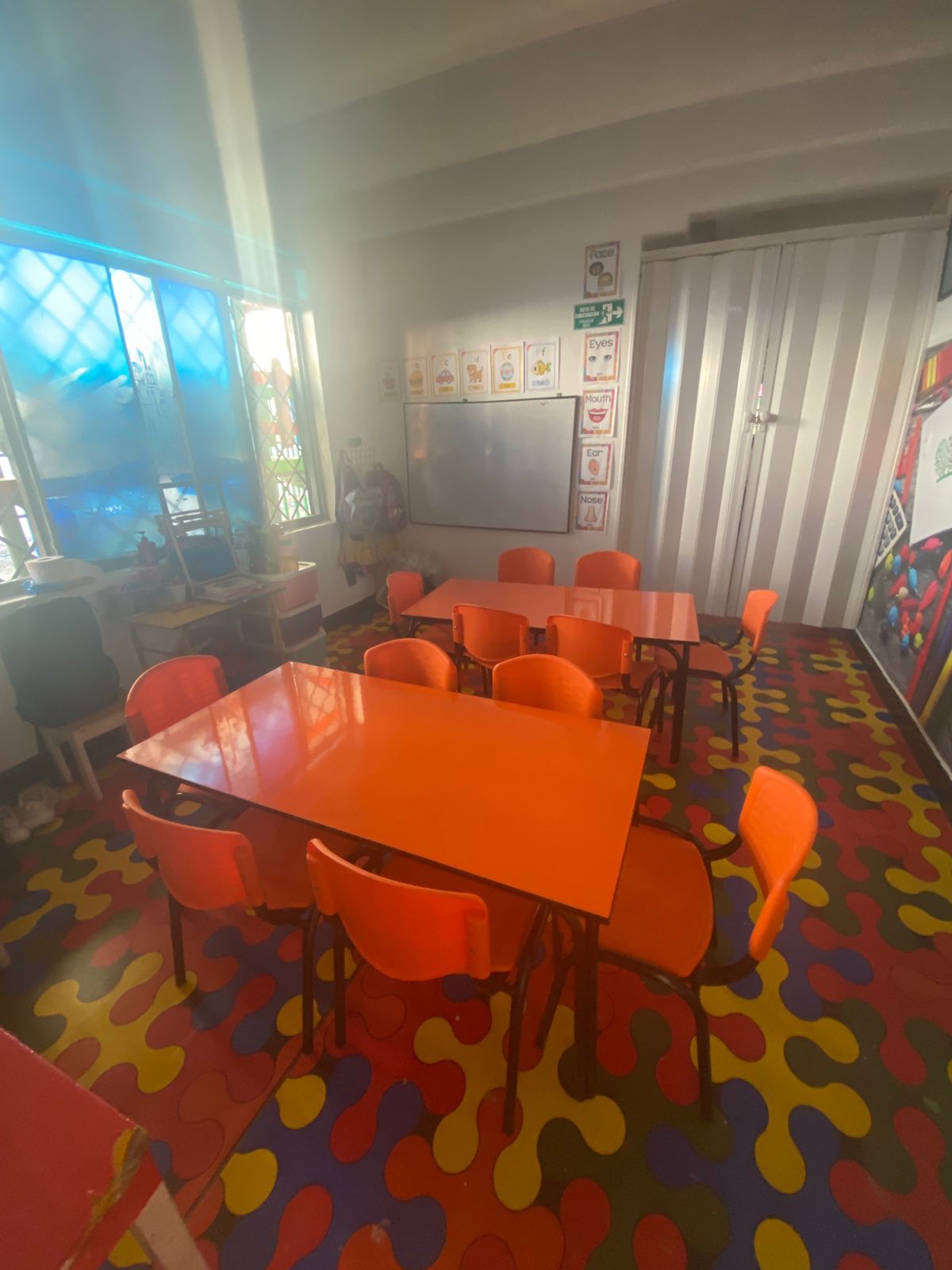escritorio 1.20*60 con 6 sillas kinder